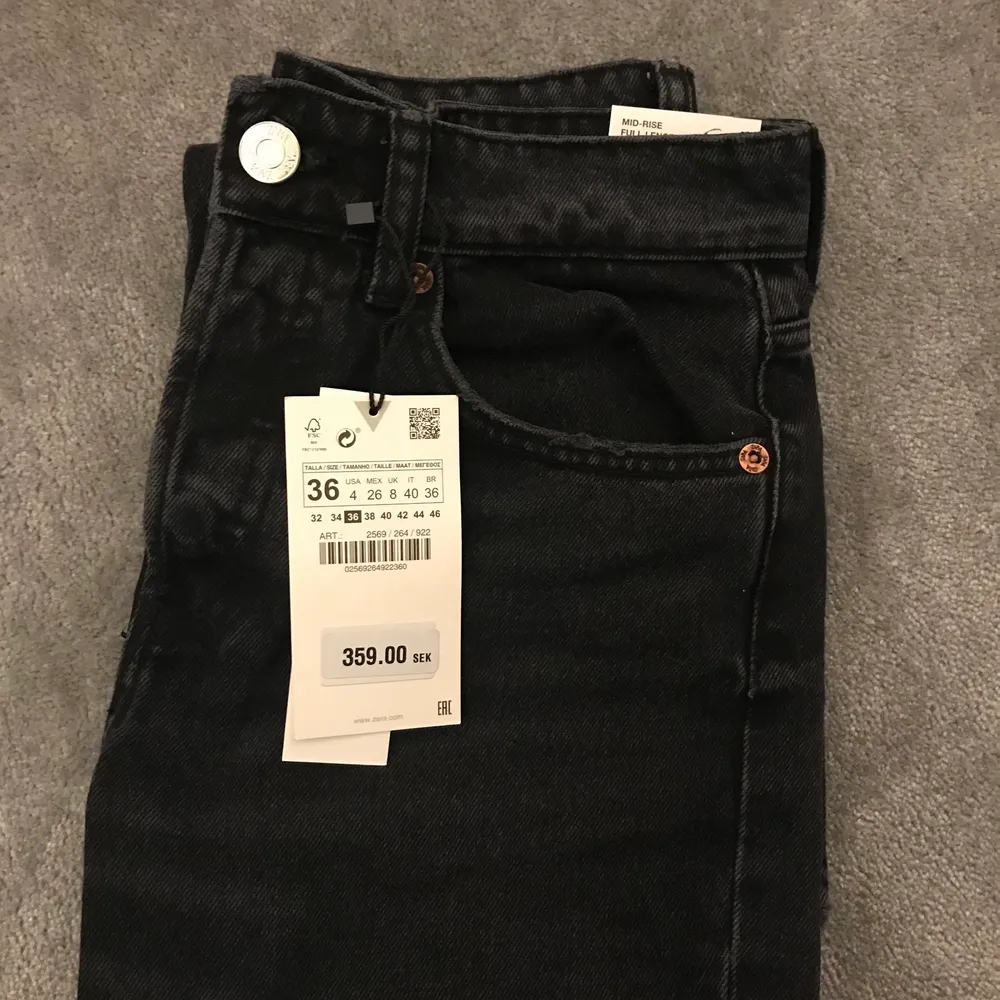 Beställde dom här jeansen från zara i storlek 36 men dom var tyvärr lite för små. Lappen är kvar och dom är ändrat testade💞💞 (första bilden är lånad). Jeans & Byxor.