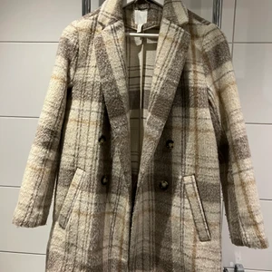 Rutig kappa från HM - Beige rutig kappa från HM, använd ett fåtal gånger. 