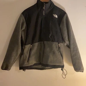 North face jacka - North face fleecetröja perfekt nu till våren! Kan mötas upp eller frakta!