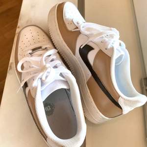 Jättesnygga, specialbeställda Nike Air Force i storlek 38. Det var ett UF-företag som köpte in skorna och designade de efter mitt önskemål: beige färg, mörkbrunt märke samt vitt på resterande delar som originalet. Jag har använd skorna ett fåtal gånger, men passar inte riktigt i modellen. Skorna har fått slitage på vissa ställen men ändå i fint skick! 🤍