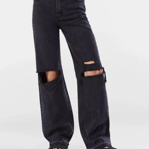 Ripped ’90s jeans  - Jeans från Bershka i använt skick. Stl 36. Sälj pga för stora. Bud från 250kr😊