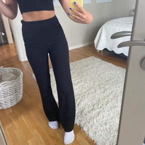 Kostymbyxor  - Säljer mina snygga kostymbyxor ifrån hm då jag har för många, storlek 36 men skulle säga att de passar 34 och möjligt vis en 38 då de är ganska stretchiga 