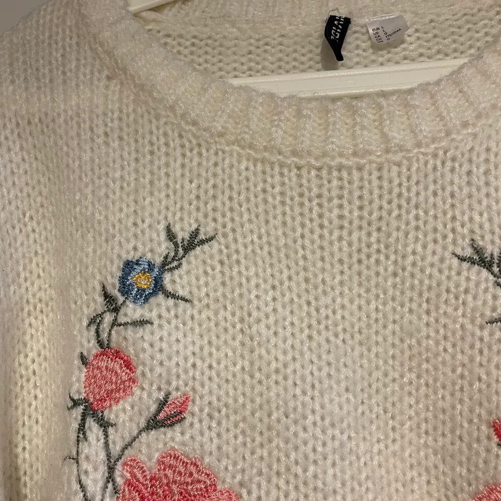 Underbart söt lite kortare tjock stickad tröja med broderat blommönster från H&M. Knappt använd och i mycket fint skick. Tröjan är i stl L men funkar även till en M. . Stickat.