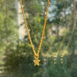 Guldigt halsband med stjärna  - Halsband med stjärna, längd: 42cm men går att välja själv, finns även i silver, 35kr 