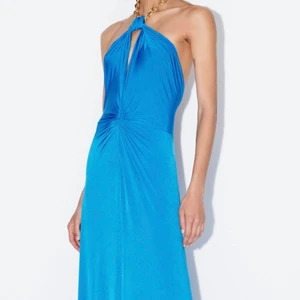 Klänning Zara  - Klänning halterneck med sprund nyskick prislappar på  den är slutsåld på Zara 