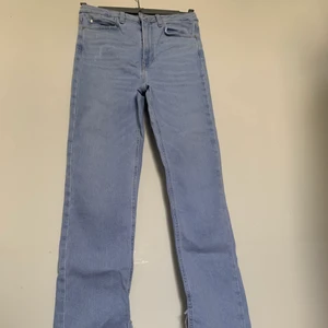 Zara jeans - Zara jeans med slits, säljs inte mer på zara och är i storlek 36. Använda en gång, säljer pågrund av ingen användning💓