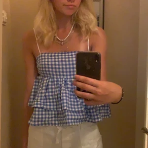 Rutig volangtopp strl s - Säljer denna fina volangtopp! Strl s! FÖRST TILL KVARN😚💘