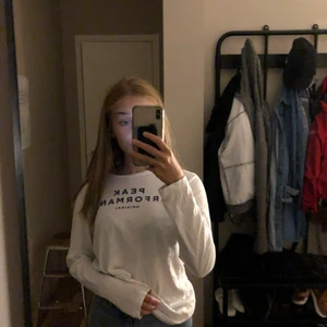 Peak performance tröja - En jätteskön peak tröja i storlek 160 sitter som en xs/s skriv om fler bilder önskas🥰