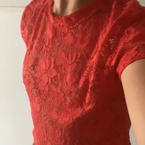 Röd spetstopp only - Andra bilden är LÅNAD. Köpt från plick, har dock sitt ursprung från only. Stl L, men passar mig som vanligtvis har S/M. Fint skick, aldrig använd då den it riktigt är min stil. Pris går alltid att diskutera vid behov, dm öppen vid funderingar eller intresse. 