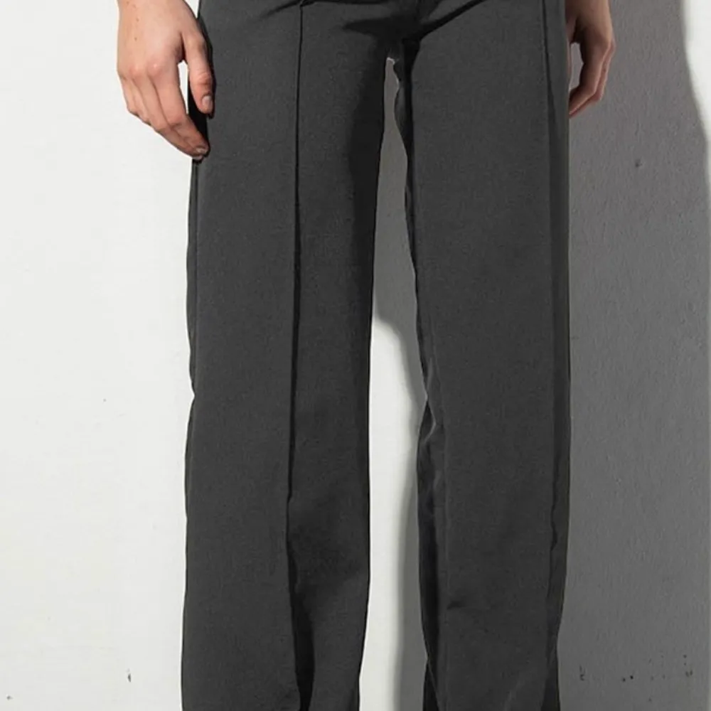 Ett par mörk gråa kostymbyxor från madlady. Sälj pga att det är för stora, aldrig använda✨ Storlek S-32. Köpta för 500kr, säljes för 350kr. Kontakta gärna för mer info💖. Jeans & Byxor.