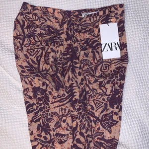 Superfin kjol med slits från zara - Helt oanvänd kjol i sammet med slits från zara. Super fin till en utomlandsresa, sommar, eller utgång. Köpt för 400 spänn men aldrig använt.