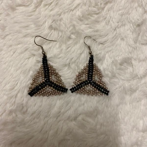 Handgjorda örhängen - Dom här finna örhängen är gjorda av glaspärlor och bra kvalitet. Den är ca 3 cm lång och bred. 