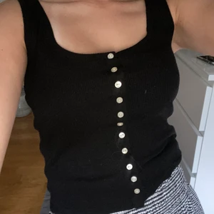 Gulligt svart linne🖤 - Säljer detta fina svarta linne ifrån Nakd, tyvärr kommer det dock inte längre till användning ! Materialet är stretchigt så trots att det är storlek xs passar det även s. 