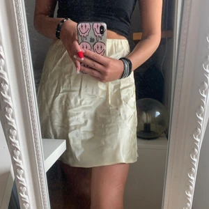 Kjol - Super fin silkes kjol som aldrig är använd⚡️ ser lite skrynklig ut med det är för den legat vikt i min låda💛