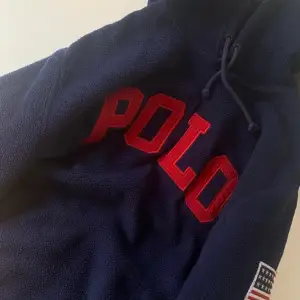 Mysigaste fleece tröjan från Ralph Lauren. Endast använd några få gånger då den är aningens för liten för mig. Superfin! Stl S