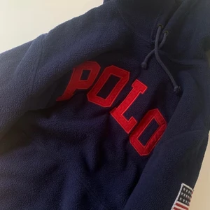 Gosigaste Ralph Lauren hoodien ❤️‍🔥 - Mysigaste fleece tröjan från Ralph Lauren. Endast använd några få gånger då den är aningens för liten för mig. Superfin! Stl S