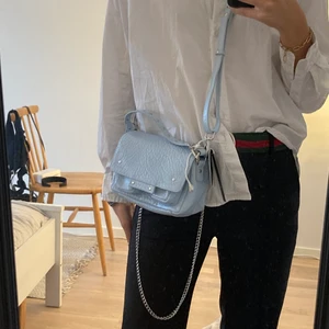 Nunoo väska  - Denna jätte jätte fina väskan som är helt ny med kartong och påse. Kan bära den på många olika sätt. Säljer pga jag känner att jag inte har något att ha den till. Kostar 1500kr . ❗️Kontakta mig angående pris ni skulle kunna betala❗️