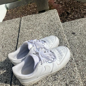 Vita Nike air force 1💖🌸🥰 - Inte alls mycket använda, storlek 39🙏🏼🌸 skriv i kommentarerna vid frågor 🌸🌸 nypris 1145. 500kr annars bud☀️😛