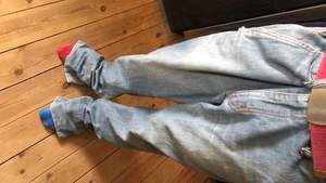 Ett par weekday jeans med ett litet hål vid fickan som inte syns. Skick 7/10. Säljer pga försmå    Köparen står för frakten