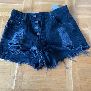 Ripped shorts - Från Pull&Bear. Storlek 32
