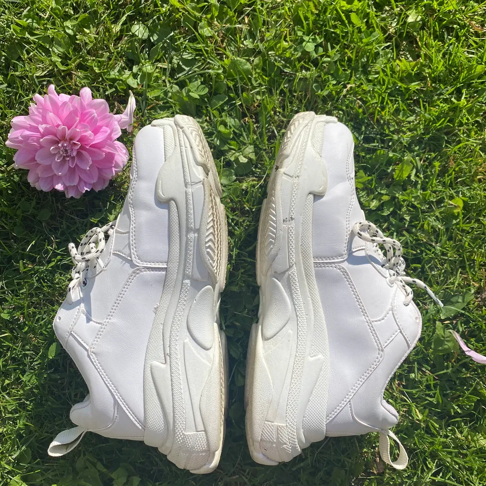 Sneakers i storlek 38. Knappt använda då de var för små för mig 🌸. Skor.