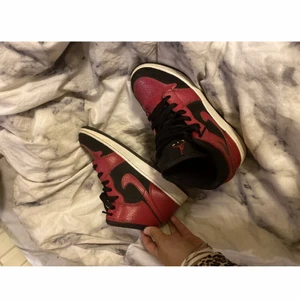 Jordans  - Ja säljer ett par jordans röda , lite mer använda som ni ser , pris kan diskuteras 
