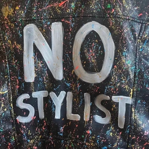 Skinnjacka med tryck - Säljer vidare denna skinnjacka med målat tryck. Den är i en något croppad modell!