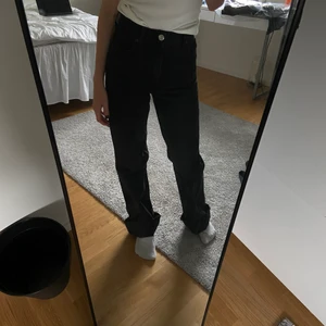 SVARTA BYXOR FRÅN ZARA - Säljer dessa svarta byxor från Zara som jag köpte förea hösten men som jag inte använder längre🤍 Byxorna är i princip nyskick då jag knappt använt de 🤍😕 Pris kan diskuteras vid snabb affär, för övrigt är jag ca 170 och byxorna är långa på mig dock så kan man givetvis klippa av en bit🤍🤍