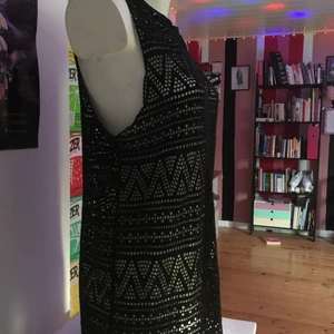 Sommar-miniklänning - Enkel a-linjeformig klänning, lätt genomskinligt. Bekväm och sexig. Perfekt över badkläderna. Köpt på hm.