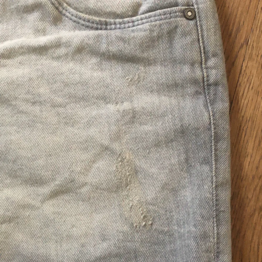 Ett par snygga gråa faded shorts med lite ripped detaljer. Osäker vart de är köpta, väldigt bekväma . Shorts.