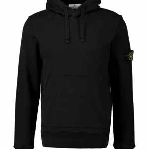 Stone Island Hoodie - säljer nu min stone island hoodie knappt använd och i jättebra skick skriv för flera bilder!🤩 köpt för 2500kr 
