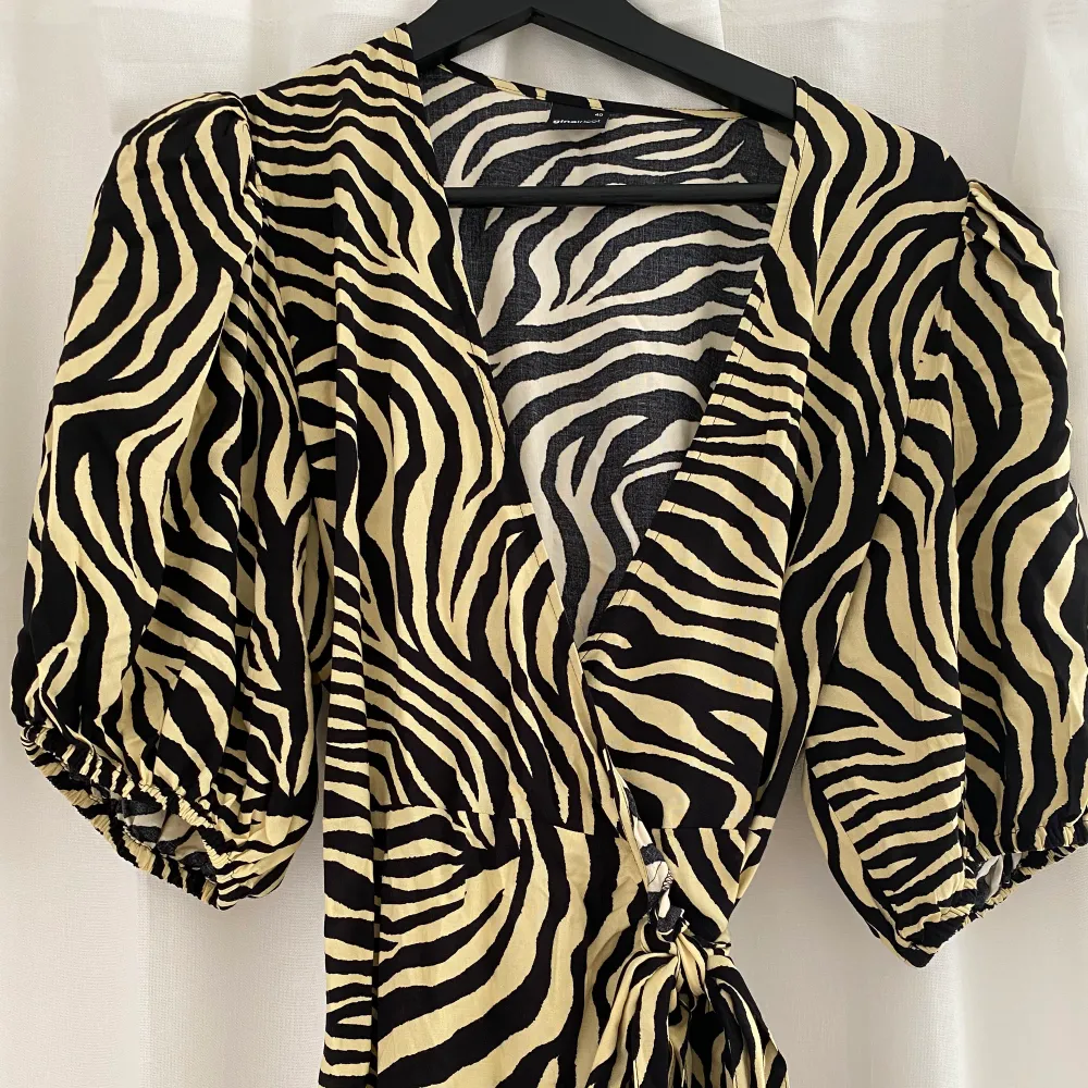 Populär snygg zebra klänning ifrån ginatricot. Strl 40 (liten i strl mer som en 38) Första bilden är lånad! . Klänningar.
