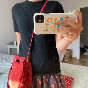 Maje väska  - Säljer den här jättefina maje väskan i en fin röd färg. Färgen syns bäst på den andra och tredje bilden❤️äktehetsbevis och dustbag medföljer! Säljer endast vid bra bud