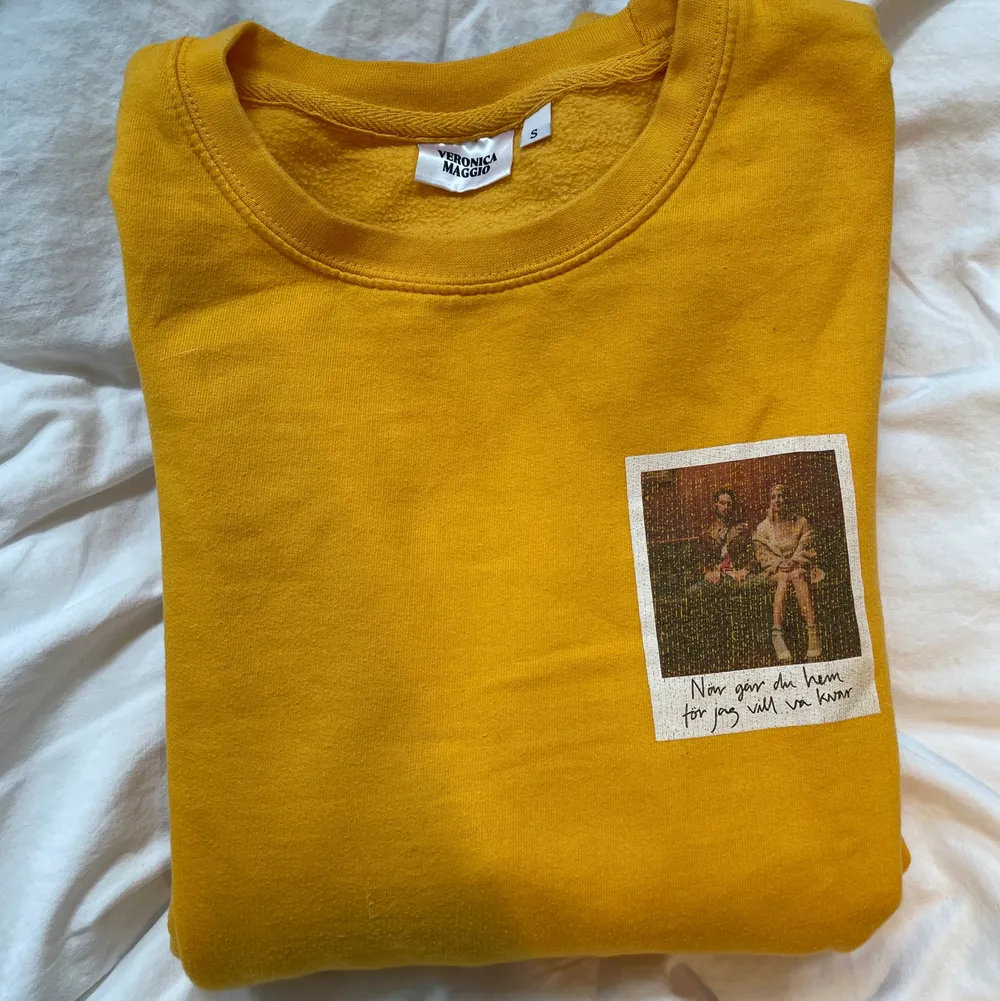 Sweatshirt köpt från Veronica maggios konsert⚡️⚡️⚡️tröjan är använd men märket är ej utslitet, såg ut så när jag köpte den. Tröjor & Koftor.