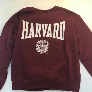 En marin röd sweatshirt, XS, H&M, trycket (Harvard) bra kvalitet känns helt nytt, innan du får din beställning av mig tvättar jag den 