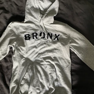 Grå hoodie  - Jättefin hoodie som inte kommer till användning! Köparen står för frakt på 66kr 🤍