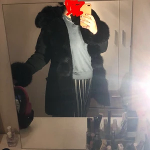 Svart Parka jacka storlek M  - En väldigt fin, mysig/trendig jacka med äkta päls från butiken Garoff. använd bara några gånger då jag inte var nöjd med den men inte kunde lämna tillbaka den för kvittot tappades bort. Jackan är köpt vinter 2020. Jackan köpte jag för 4000kr i butiken Garoff och säljer för 2000kr (priset kan även diskuteras vid intresse av jackan) 