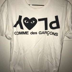 Play Comme des garcons T-shirt - Fin tröja. Är lite för liten för mig. Har använt typ 5 gånger. Classic fit. Storlek M men snarare åt S hållet. Köpt på nk men har inget kvitto.
