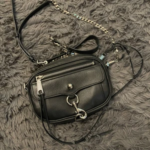 Axelremsväska i äkta läder  - Från Rebecca minkoff bredd 20 cm, Höjd 14 cm , Djup 6cm 