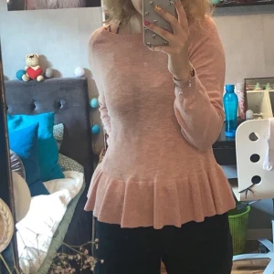 Rosa stickad tröja - Säljer denna rosa fin stickade tröja från Kappahl. Den är näst intill oanvänd, där av i fint skick💗💗