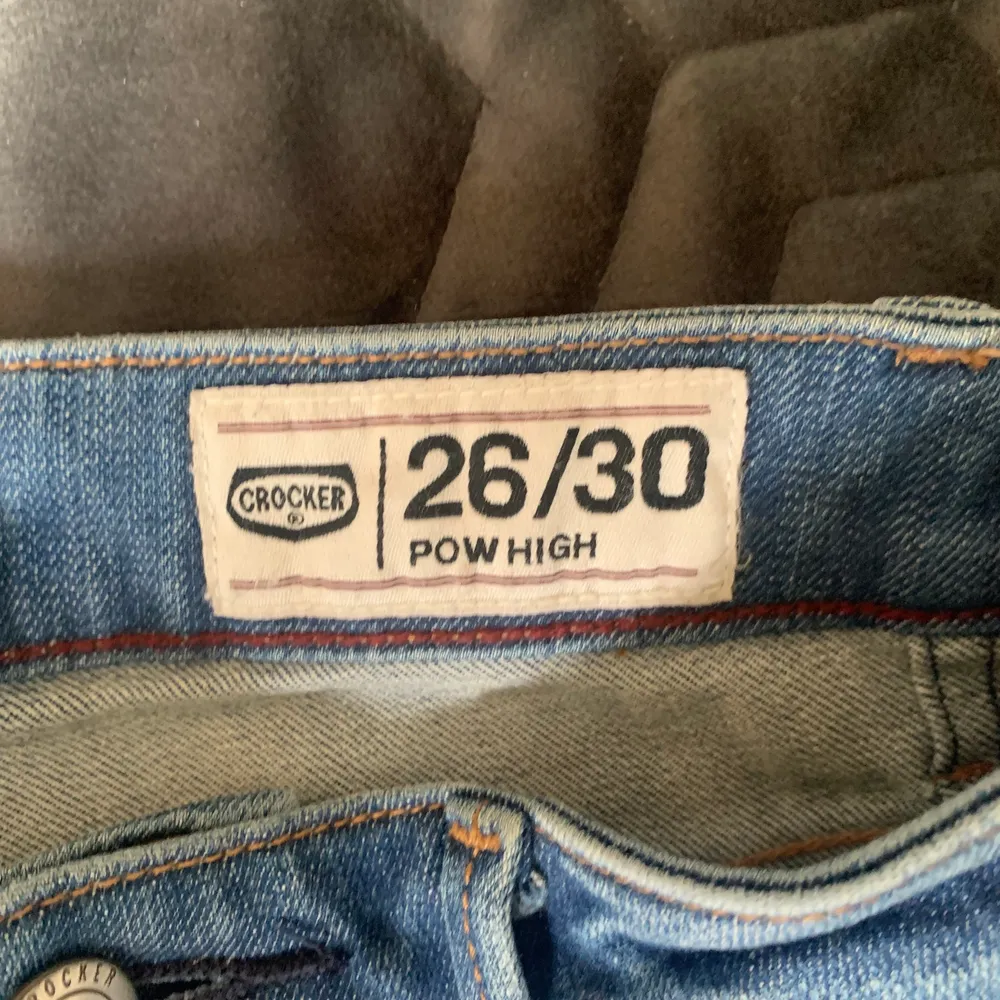  Säljer dessa super fina jeans från Crocker på grund av att de är för små för mig, använd ett par fåtal gånger 💕. Jeans & Byxor.