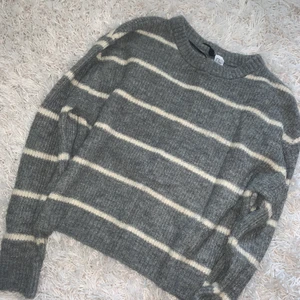Stickad tröja  - Säljer denna stickade tröja från H&M i storlek XS då jag aldrig använder den. 