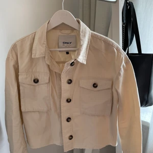 Sommarjacka/overshirt - Tunn tygjacka från TrendHouse. Storlek 36 som passar mig (vanligtvis en M i jackor). En kortare modell
