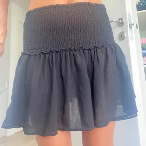 Svart volang kjol  - Så fin och skön kjol från  ”365” . Sitter så fint och bekväm