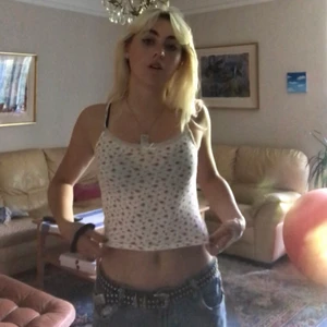 Vitt linne med spets - Gulligt vitt linne med små rosor 🌹 köpt second hand för ett tag sedan<3