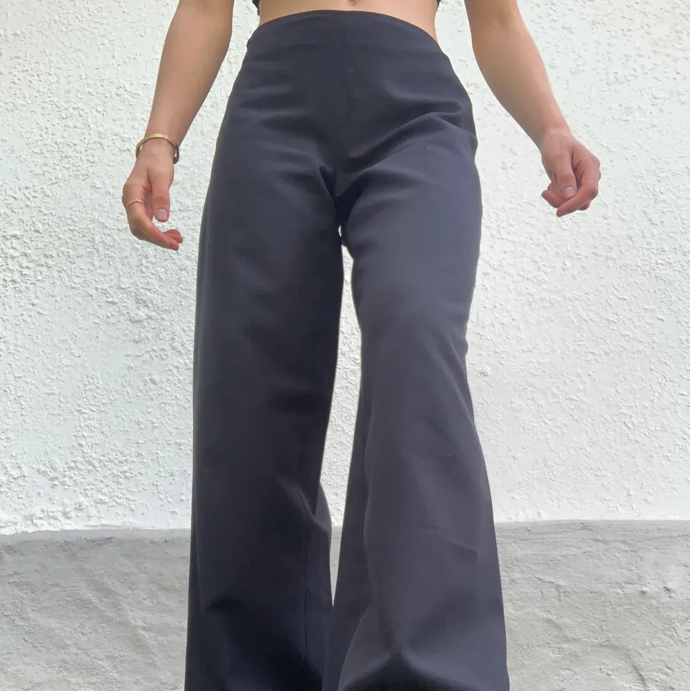 Svarta kostymbyxor-isch som är strl 38 (har knutit de där bak på bilden). Knappt använda och bra skick. Frakt ingår ej❤️. Jeans & Byxor.