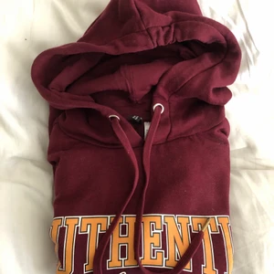 Hoodie  - Vinröd hoodie från hm i storlek s.😍