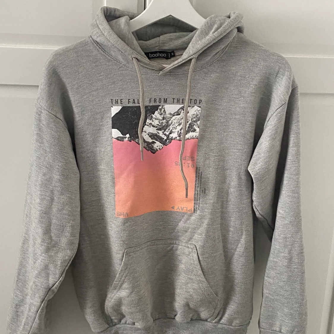 Grå hoodie med tryck - 90