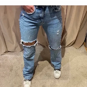 Jeans - Skitsnygga jeans med slitningar o slit. Första bilden är lånad och andra bilden är en dålig bild på mig men dom ser mer ut som första bilden då andra bilden är dåligt ljus oså. (Jag är 170cm)