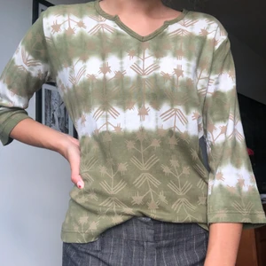 Tie dye tröja  - En skön och bekväm tröja, ny och aldrig använd. Ingen tydlig storlek men passar mig som är S. Köparen står för frakten!
